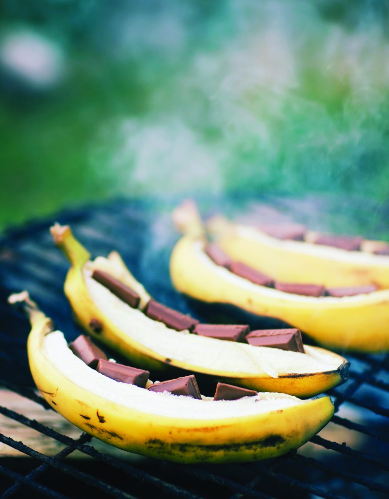 Grillmaster the weekend with banana-marshmellow-chocolate and a meat-free seitan skewer